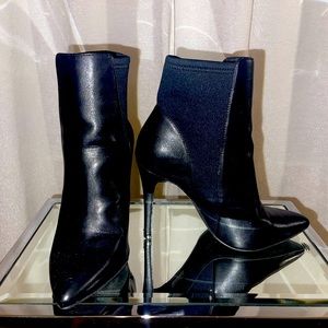 Lightly used faux leather 4in high heel ankle boots.